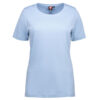 Lyseblå T-shirt med rund hals og korte ærmer hænger i midten af billedet på en hvid baggrund. Den har et mærke i nakken, hvorpå der står "ID GAME".