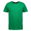 En grøn kortærmet T-shirt hænger mod en hvid baggrund. I nakken sidder en etikette med teksten "ID".