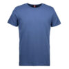 Blå t-shirt med rund hals og korte ærmer hænger mod en hvid baggrund. Der er en lille sort og rød etiket ved halsen med teksten "ID Care".
