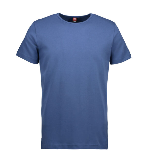Interlock T-shirt indigo Blå t-shirt med rund hals og korte ærmer hænger mod en hvid baggrund. Der er en lille sort og rød etiket ved halsen med teksten "ID Care".