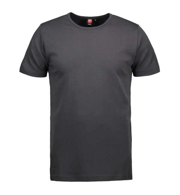 Interlock T-shirt koks grå Sort T-shirt hænger på en usynlig bøjle, mod en hvid baggrund. Tekst på etiketten: "ID GAMM".