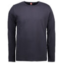 En sort langærmet T-shirt hænger mod en hvid baggrund. På indersiden af nakkeområdet er der et rødt og sort mærke med teksten "ID GAME".