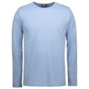 Lyseblå langærmet t-shirt med rund hals og et ID-mærke på indersiden af kraven. Ingen yderligere dekorationer eller mønstre kan ses.