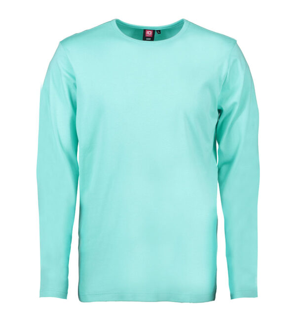 Interlock T-shirt langærmet mint Lysegrøn langærmet T-shirt med rund halsudskæring hængende på en neutral hvid baggrund. Mærkelabel i nakken viser "ID" og "CAHE".