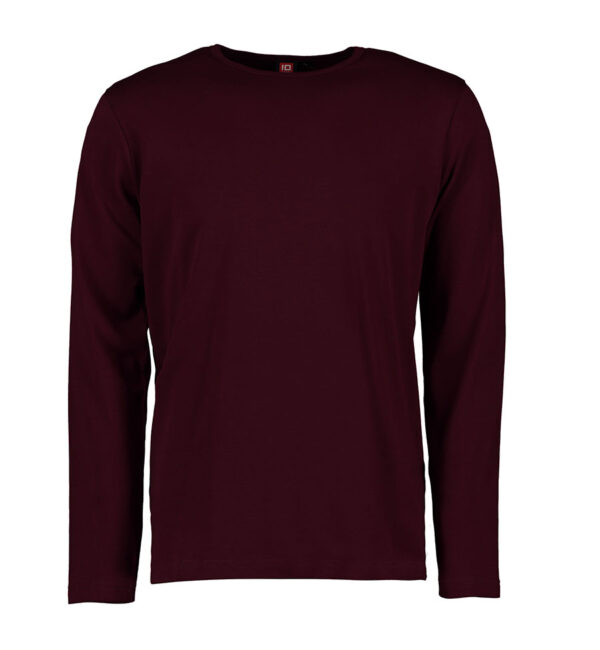 Interlock T-shirt langærmet navy Mørkerød langærmet trøje hænger mod en hvid baggrund. I nakken er der en lille mærkat med teksten "ID."