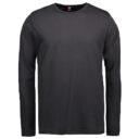 Sort langærmet t-shirt med rund hals, hængende stille mod en ensfarvet hvid baggrund. Mærket "ID" vises på etiketten ved halsudskæringen.