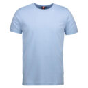 Lyseblå t-shirt hænger på bøjle; ID-kortlap er synlig ved halskraven; baggrund er hvid og minimalistisk.