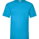 En himmelblå T-shirt hænger frit fremvist mod en hvid baggrund. Det eneste tekst er et lille mærke med et logo nær kraven.