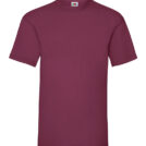 Bordeaux T-shirt ligger fladt med korte ærmer og rund hals, mærket på indersiden af kraven viser et logo med farverige frugter på hvid baggrund.