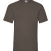 En olivengrøn T-shirt hænger på en neutral, hvid baggrund. T-shirten har korte ærmer og en rund hals. Der er et lille mærke med et frugtlogo ved nakken.