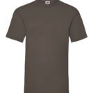 En olivengrøn T-shirt hænger på en neutral, hvid baggrund. T-shirten har korte ærmer og en rund hals. Der er et lille mærke med et frugtlogo ved nakken.