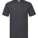 En sort t-shirt er præsenteret på en hvid baggrund. T-shirten har en rund hals og korte ærmer. Der er et lille mærke øverst foran på t-shirten.