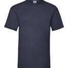 Mørkeblå T-shirt hænger mod en hvid baggrund. Den har korte ærmer, rund hals og en lille etiket øverst med frugtmotiv.