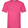 Lyserød T-shirt med korte ærmer, hænger frit uden baggrund. Marken 'Fruit of the Loom' er synlig på nakkeetiketten.
