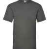 En ensfarvet, mørkegrå t-shirt hænger mod en hvid baggrund. Der er en lille, farverig etiket ved kraven.