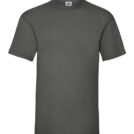 En ensfarvet, mørkegrå t-shirt hænger mod en hvid baggrund. Der er en lille, farverig etiket ved kraven.