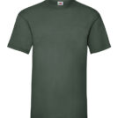 En ensfarvet, mørkegrøn T-shirt uden tryk eller mønstre. T-shirten har korte ærmer og en klassisk rund halsudskæring. Den hænger mod en lys baggrund.