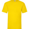 En gul t-shirt med kort ærmer vises i et neutralt, hvidt miljø. Der er et lille mærke i kraven, som viser en frugtlogo.