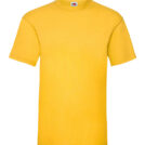 Gul T-shirt hænger i luften, præsenteres mod en hvid baggrund. Over kraven ses et lille mærke med en frugt.