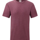 En vinrød kortærmet t-shirt står præsenteret med mærket "Fruit of the Loom" synlig på indvendig etiket. Baggrunden er hvid.