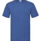 Blå T-shirt hængende mod en hvid baggrund. På halsen er et lille mærke med et flerfarvet logo og teksten "Fruit of the Loom".