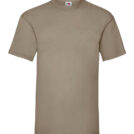 En beige T-shirt vises på en hvid baggrund. Øverst ses et mærke med et farverigt logo af frugt.