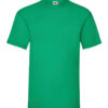 En grøn T-shirt hænger i fokus mod en hvid baggrund. På indersiden af kraven ses et mærke med en lille farverig logo.