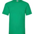 En grøn T-shirt hænger i fokus mod en hvid baggrund. På indersiden af kraven ses et mærke med en lille farverig logo.