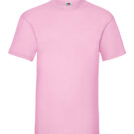 Lyserød T-shirt hænger frit mod en hvid baggrund. Det har korte ærmer og rundt halsudskæring. Et lille mærke på indersiden ved halsen viser et frugtmotiv.
