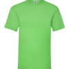 En limegrøn t-shirt hænger foran en hvid baggrund. Ingen tekst er synlig på t-shirten.