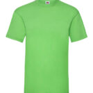 En limegrøn t-shirt hænger foran en hvid baggrund. Ingen tekst er synlig på t-shirten.