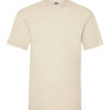 En enkel, beige T-shirt hænger i et neutralt, hvidt rum. Den har korte ærmer og en rund halsudskæring. Øverst i midten er der et lille mærke.
