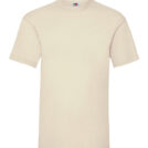 En enkel, beige T-shirt hænger i et neutralt, hvidt rum. Den har korte ærmer og en rund halsudskæring. Øverst i midten er der et lille mærke.