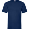 En mørkeblå T-shirt hænger mod en hvid baggrund. Et lille mærke med et farverigt logo er synligt øverst ved halsen.