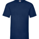 En mørkeblå T-shirt hænger mod en hvid baggrund. Et lille mærke med et farverigt logo er synligt øverst ved halsen.