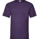 En lilla T-shirt hænger på en usynlig bøjle, foran en hvid baggrund. Påsyet etiket øverst med et logo, der viser et frugtemblem.