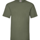 En olivengrøn t-shirt med korte ærmer og rund hals vises mod en hvid baggrund. Mærket "Fruit of the Loom" kan ses på etiketten i kraven.