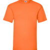 En orange t-shirt vises oprejst mod en hvid baggrund. Der er en lille mærkat med et logo på indersiden af kraven.