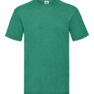 Grøn T-shirt ligger fladt mod en hvid baggrund. Den har korte ærmer og rund hals. Et lille multifarvet label sidder på indersiden af kraven.