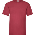En rød t-shirt med kort ærme og rund hals vises på en hvid baggrund. På indekanten af halsen ses et lille mærke med frugtlogo og teksten "Fruit of the Loom".
