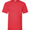 Rød t-shirt hænger mod en hvid baggrund. T-shirten har korte ærmer og rund hals. Mærket indeni kraven viser et lille flerfarvet logo.