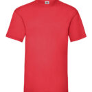 Rød t-shirt hænger mod en hvid baggrund. T-shirten har korte ærmer og rund hals. Mærket indeni kraven viser et lille flerfarvet logo.