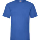 Blå t-shirt hænger mod en hvid baggrund. Tekst på etiketten: "Fruit of the Loom". T-shirten har korte ærmer og en rund halsudskæring.