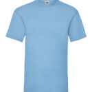 Lyseblå t-shirt med korte ærmer og rund hals. Den hænger frit mod en hvid baggrund. Øverst på indersiden af nakken er der et lille mærke med logo.