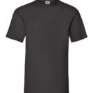 Sort t-shirt med rund hals og korte ærmer, set forfra. Contexten er en simpel, hvid baggrund, og der er ikke noget tryk eller logo synligt på foran af t-shirten.