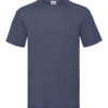 Gråblå t-shirt med rund hals hænger fladt mod en lys baggrund. Mindre etiket øverst foran med farvet logo.
