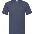 Gråblå t-shirt med rund hals hænger fladt mod en lys baggrund. Mindre etiket øverst foran med farvet logo.