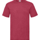En rødfarvet T-shirt ligger fladt på en hvid baggrund. Det indsyede mærke viser et logo, men ingen tekst ellers.
