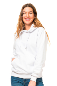 En kvinde iført en hvid hættetrøje og jeans står og smiler med hænderne delvist i lommen. Baggrunden er helt hvid.