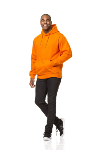 En mand i en orange hættetrøje og sorte bukser går fremad på en hvid baggrund. Han smiler, mens han bevæger sig.